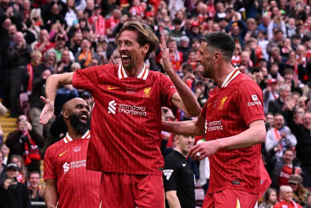 Peter Crouch célèbre un but lors d'un match des légendes de Liverpool