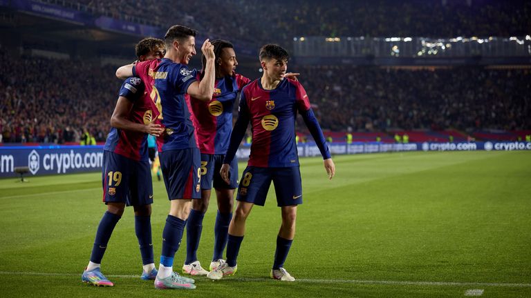 Raphinha et Robert Lewandowski célébrant un but