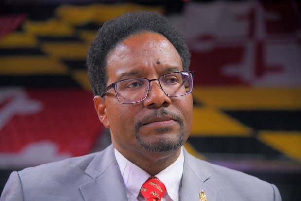 Dr. Darryll J. Pines, président de l’Université du Maryland, lors de la présentation de Buzz Williams comme nouvel entraîneur du basketball masculin