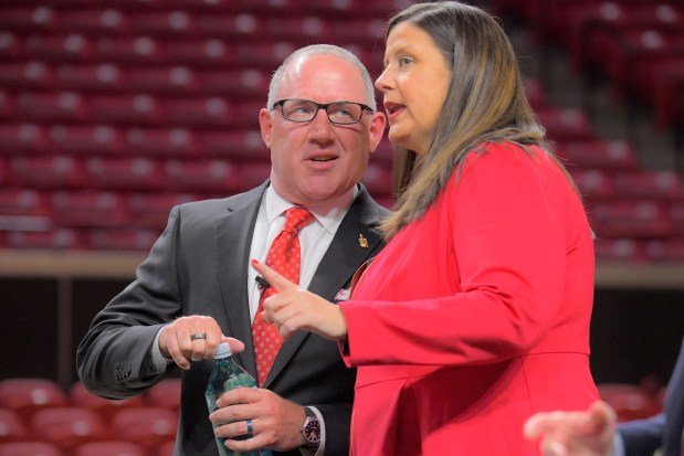 Buzz Williams avec Colleen Sorem, directrice intérimaire de l’athlétisme, lors de sa conférence de presse de présentation