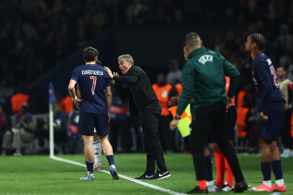 L'entraîneur du PSG Luis Enrique, en discussion avec son attaquant Khvicha Kvaratskhelia, pendant la rencontre contre Aston Villa lors du quart de finale aller de Ligue des champions, le 9 avril 2025 au Parc des Princes