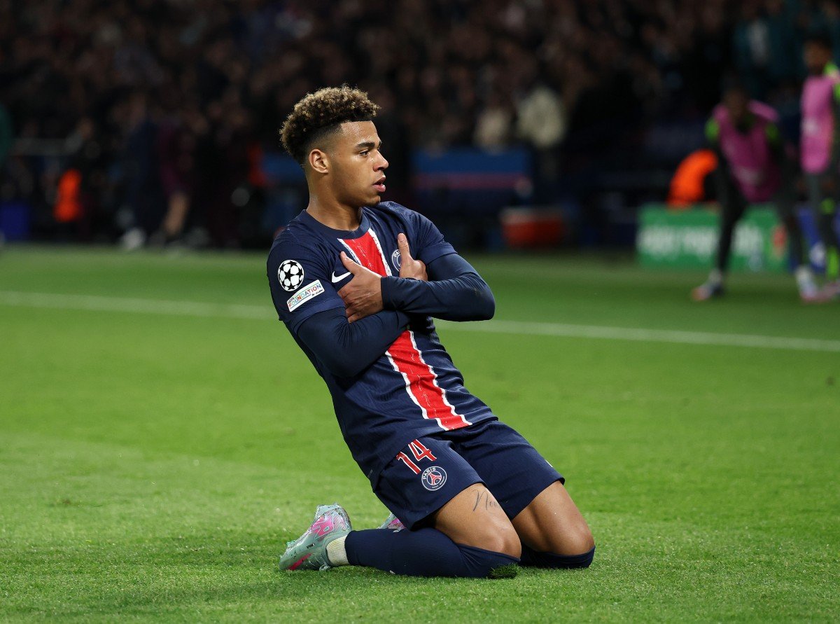 Desire Doue célèbre un but avec le PSG contre Aston Villa