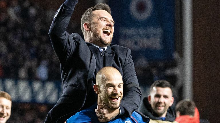 Barry Ferguson, entraîneur intérimaire des Rangers, célèbre avec Vaclav Cerny lors d’un match de Ligue Europa