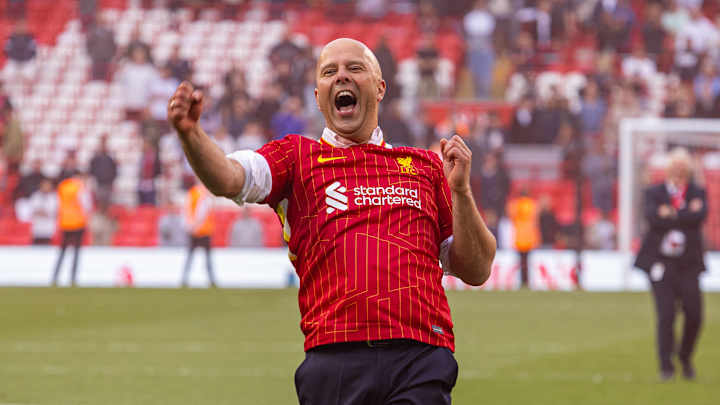 Arne Slot célèbre le titre de Liverpool