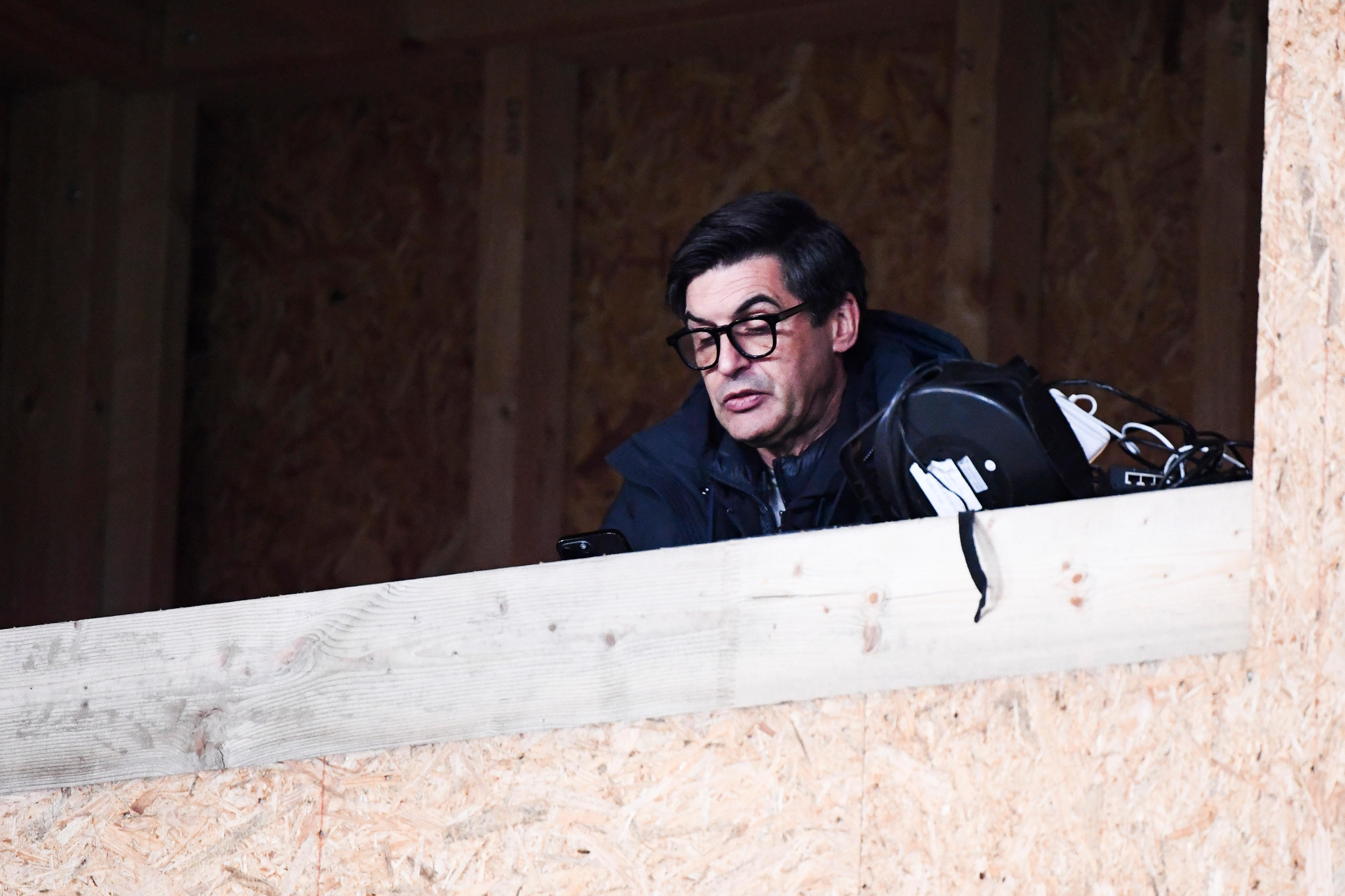 Paulo Fonseca observant les matchs des tribunes