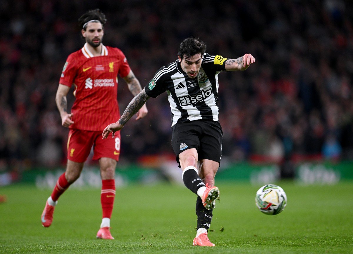 Sandro Tonali en action avec Newcastle contre Liverpool
