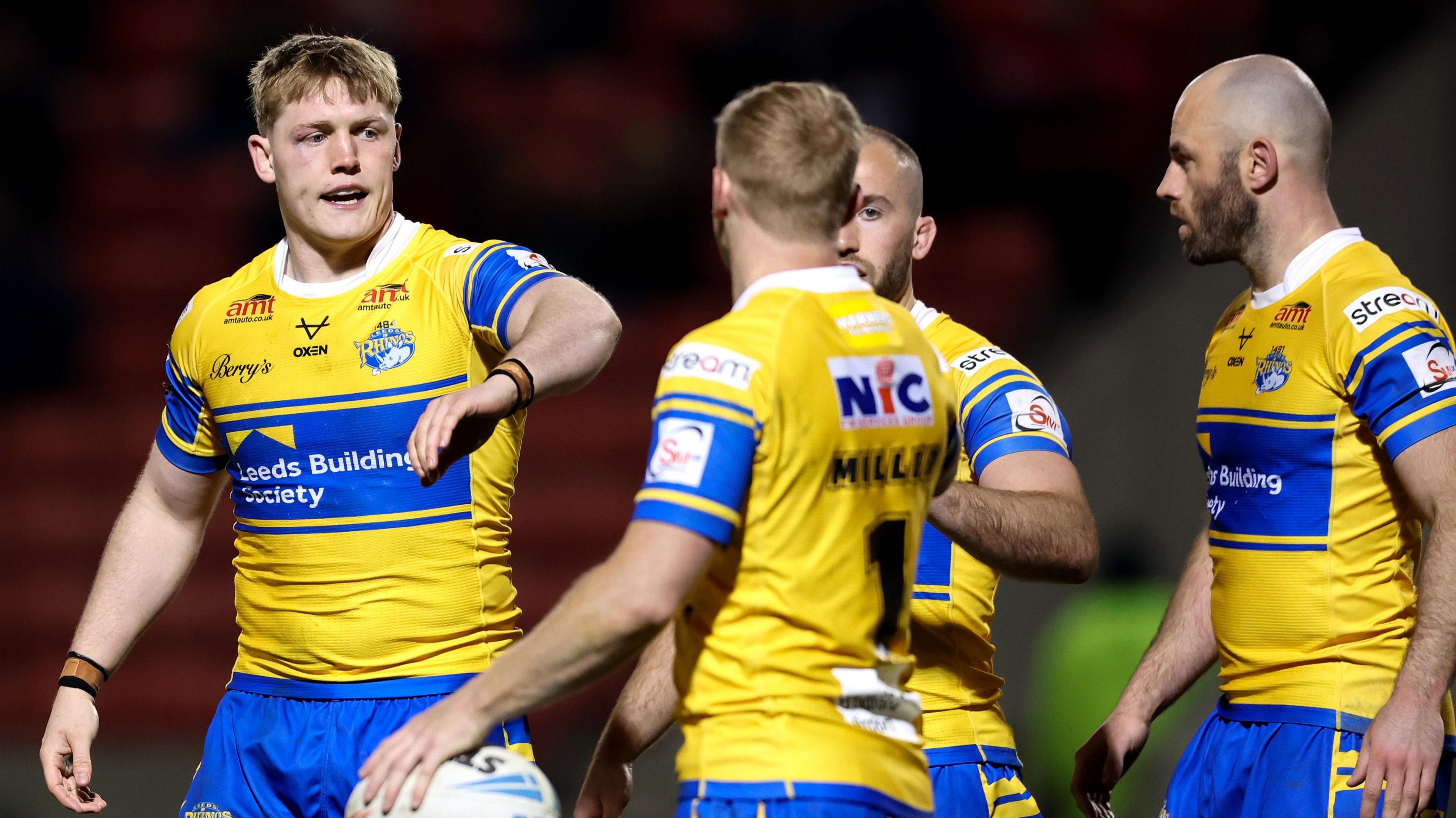James McDonnell des Leeds Rhinos célèbre avec ses coéquipiers