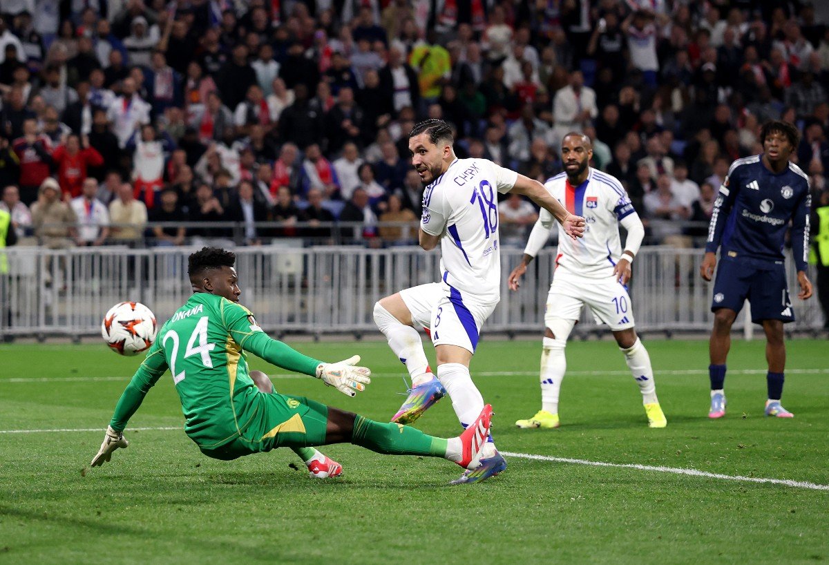 Rayan Cherki marque contre Manchester United, gardien Andre Onana