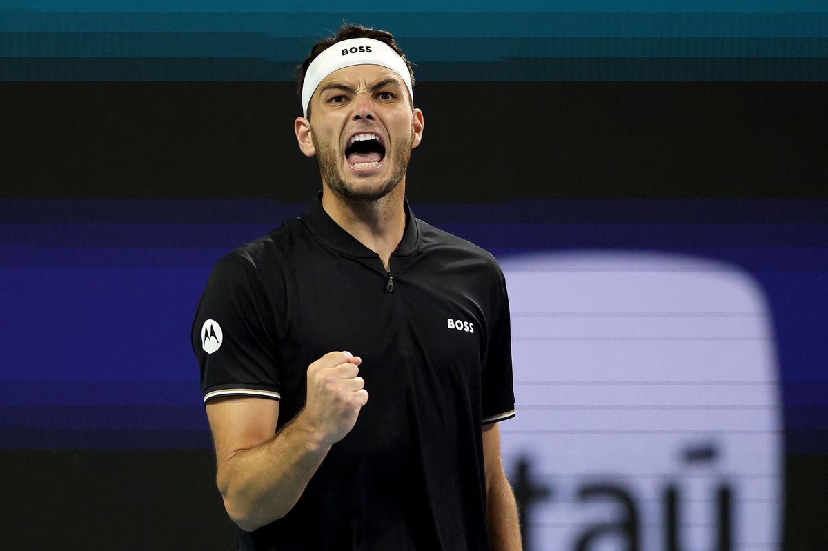 Taylor Fritz célèbre un point lors du Miami Open contre Matteo Berrettini, au stade Hard Rock de Miami Gardens, le 27 mars 2025.