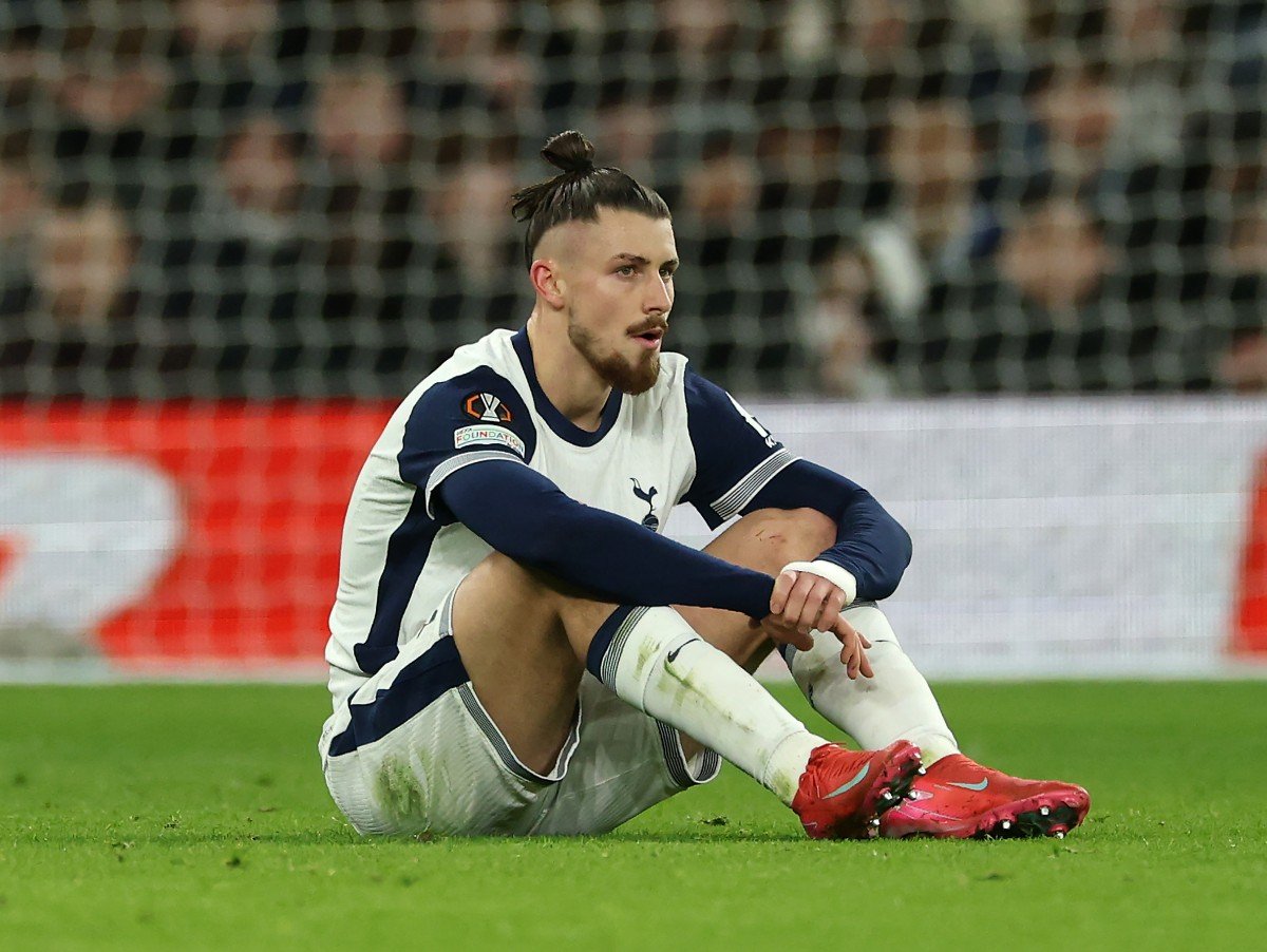 Radu Dragusin de Tottenham, visiblement déçu après une blessure