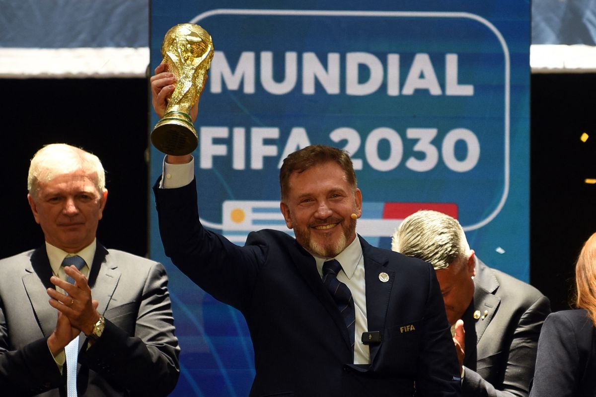 Le président de la Conmebol, Alejandro Dominguez, brandissant une réplique de la Coupe du monde
