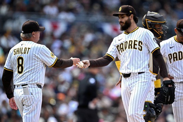 L’entraîneur des Padres Mike Shildt prenant la balle lors d’un changement de lanceur le 2 avril 2025 à San Diego