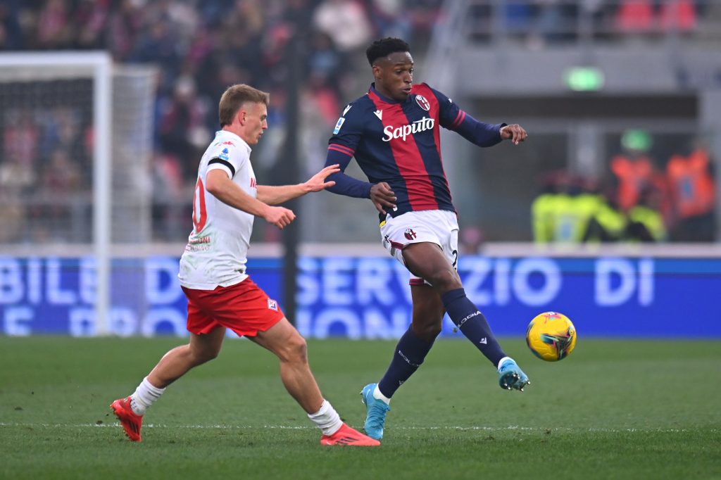 Jhon Lucumi sous les couleurs de Bologna lors d'un match de Serie A