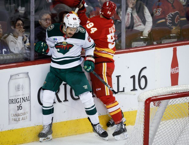 Frederick Gaudreau du Wild contre Brayden Pachal des Flames
