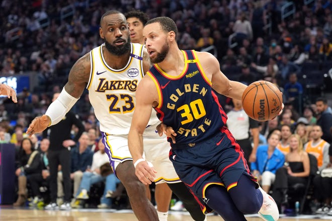 Stephen Curry dribble contre LeBron James lors d’un match NBA
