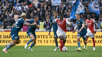 Breel Embolo protège le ballon face aux Marseillais, le 12 avril 2025, en Ligue 1. (FREDERIC DIDES / AFP)