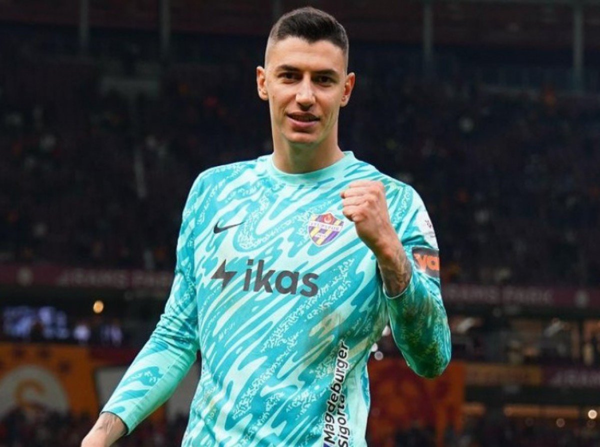 Berke Ozer célèbre un arrêt