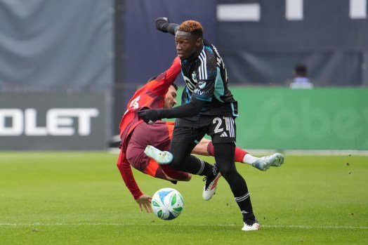 Deybi Flores de Toronto FC chute face à Bongokuhle Hlongwane de Minnesota United