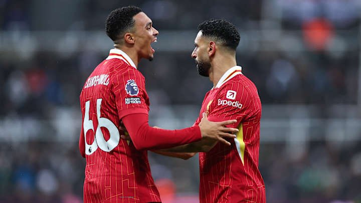 Trent Alexander-Arnold (à gauche) a passé près de huit ans aux côtés de Mohamed Salah