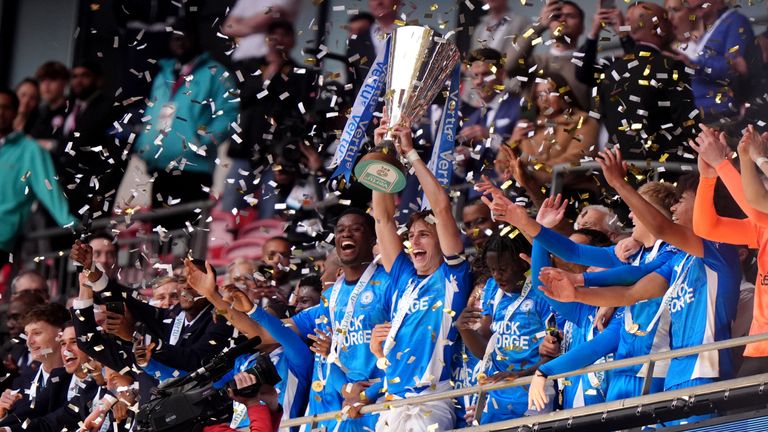 Peterborough remporte la Vertu Trophy