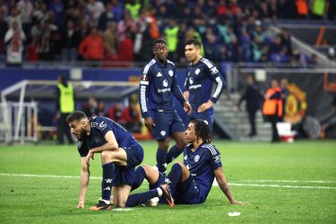 Noussair Mazaoui et Leny Yoro à terre après l'égalisation de Ryan Cherki (2-2), jeudi.