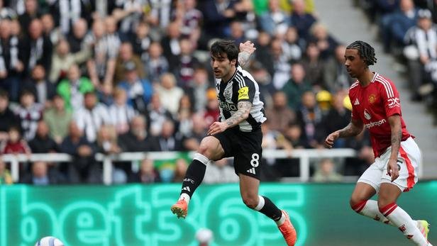 Newcastle célèbre sa victoire contre Manchester United à St James Park
