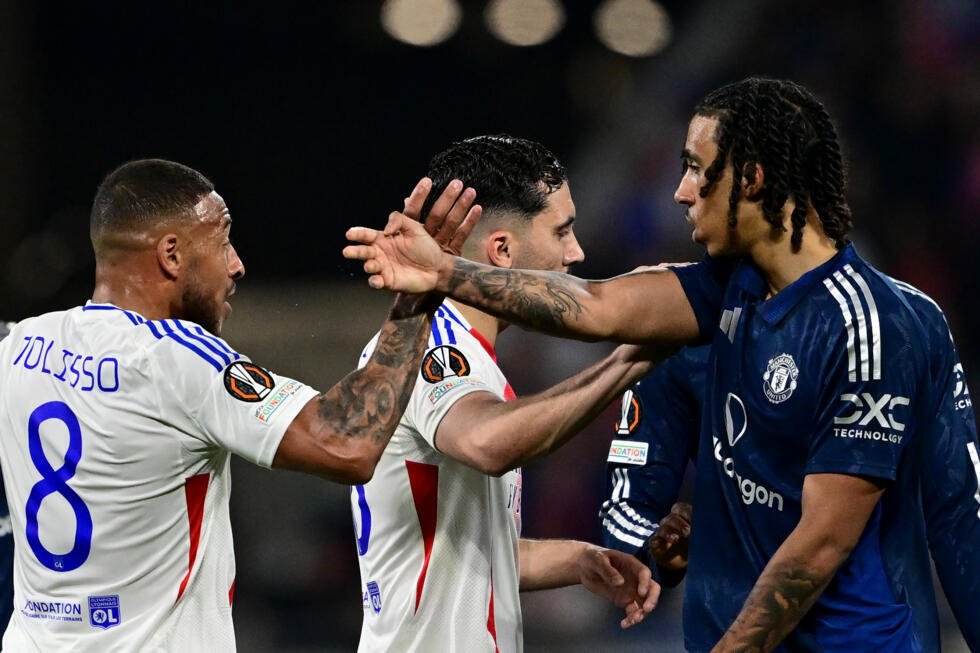 Corentin Tolisso de Lyon et Leny Yoro de Manchester United lors du quart de finale aller de la Ligue Europa