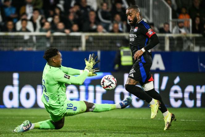Le gardien d’Auxerre, Donovan Léon, devant Alexandre Lacazette, OL