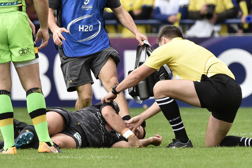 Morgan Parra au sol après un choc lors d'un match