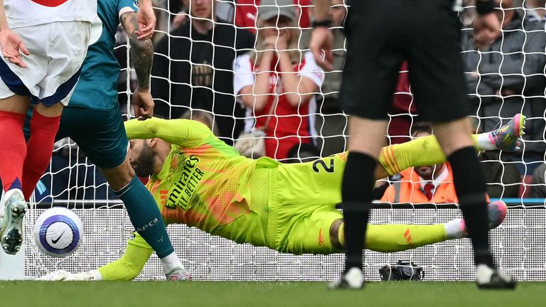 David Raya ne peut arrêter la tête de Dean Huijsen qui égalise pour Bournemouth à l'Emirates