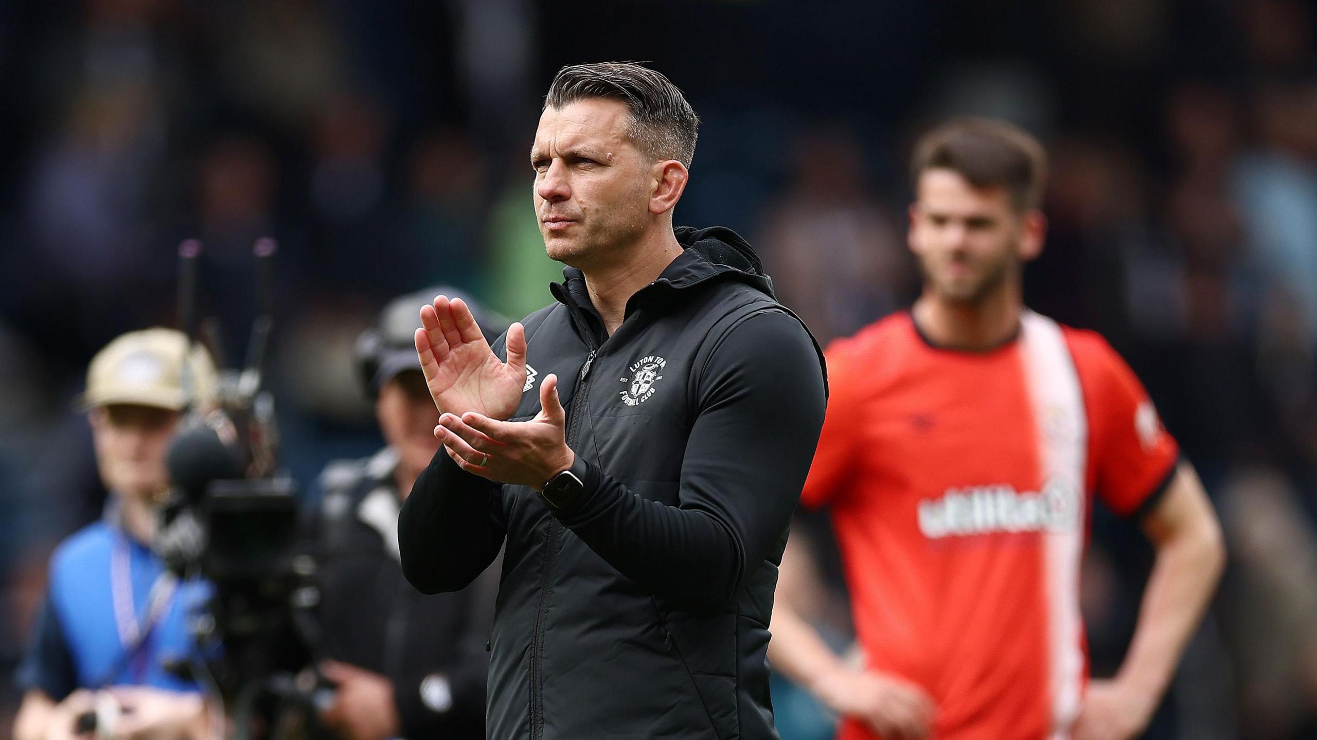 Matt Bloomfield applaudit les supporters après la défaite contre West Brom