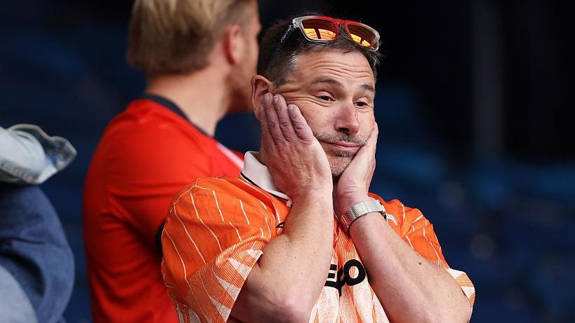 Un supporter déçu après la relégation de Luton