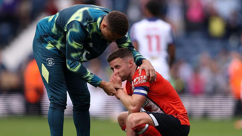 Carlton Morris console Jordan Clark après la confirmation de la relégation