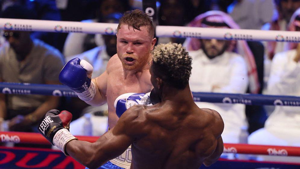 Saul 'Canelo' Alvarez lance un direct droit sur William Scull
