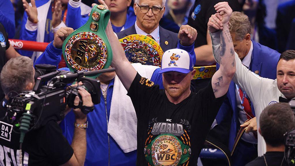 Saul Canelo Alvarez célèbre avec ses ceintures