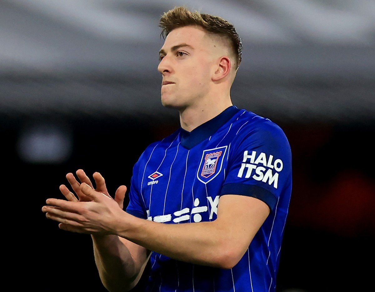 Liam Delap applaudit les supporters d'Ipswich Town