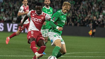 Folarin Balogun au duel avec Maxime Bernauer lors de Saint-Etienne-Monaco, le 3 mai 2025, en Ligue 1.