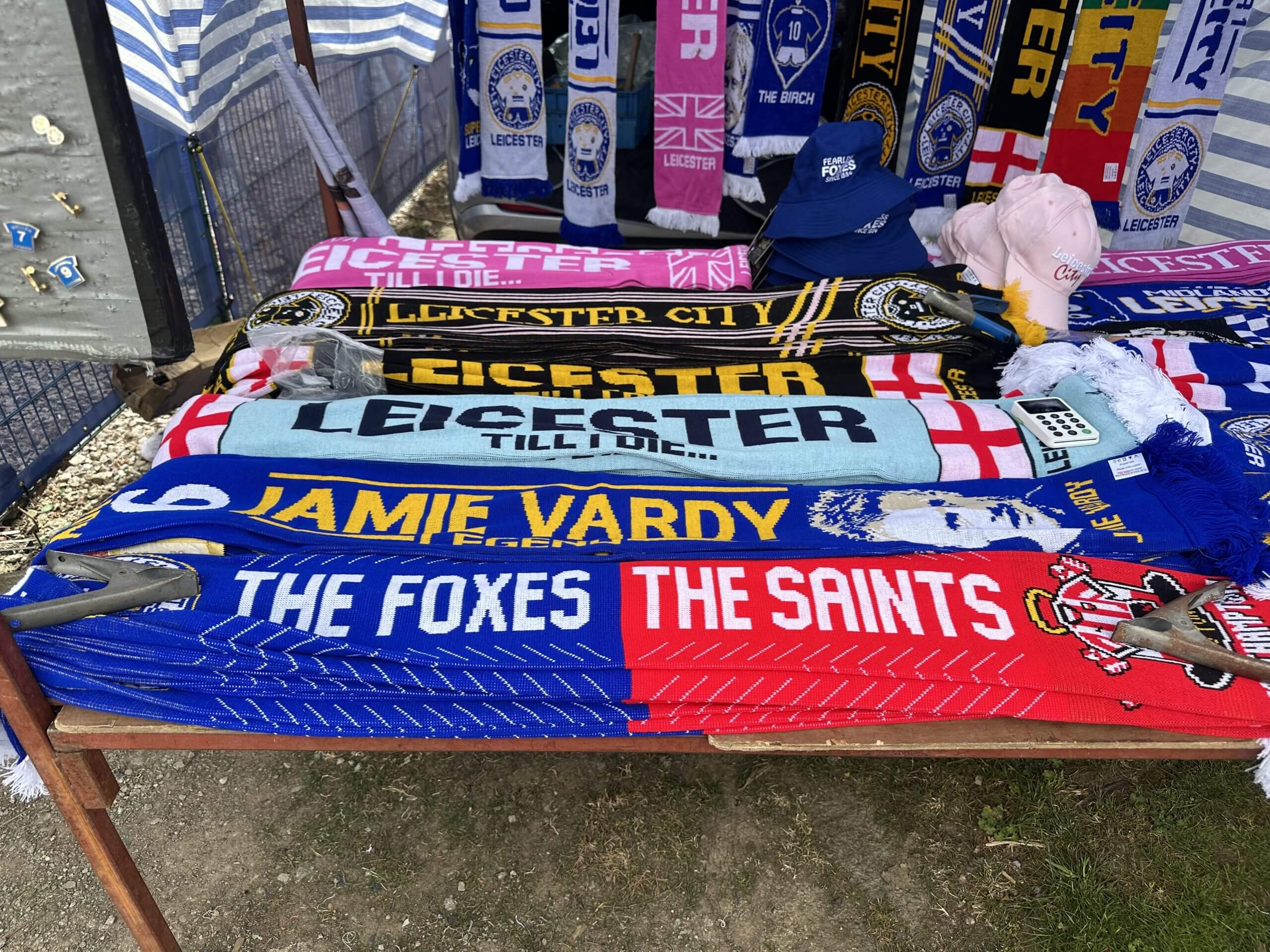 Écharpes des supporters de Southampton et Leicester