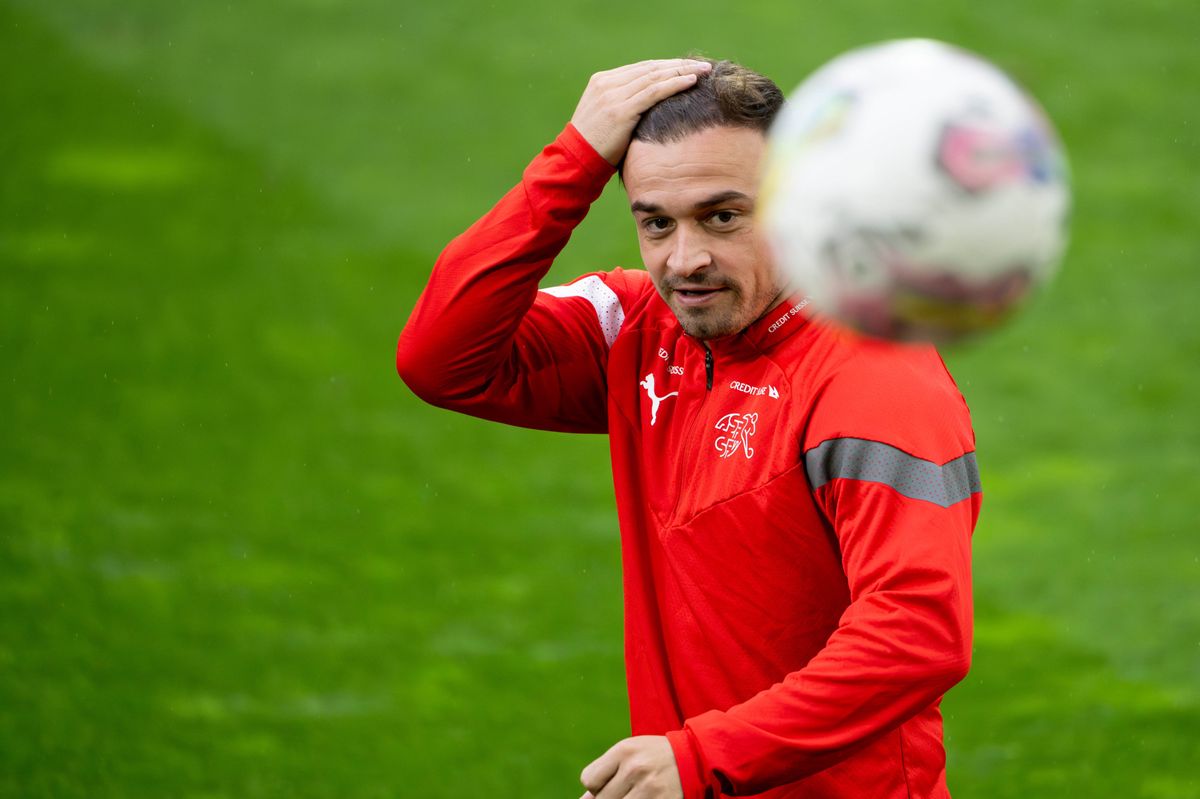 Xherdan Shaqiri en entraînement avec l’équipe nationale suisse de football, portant une tenue rouge, préparant la qualification pour l’Euro 2024 à St. Gallen.