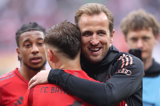 L’attaquant anglais du Bayern Munich Harry Kane salue ses coéquipiers après le match nul (3-3) de l’équipe bavaroise contre Leipzig.