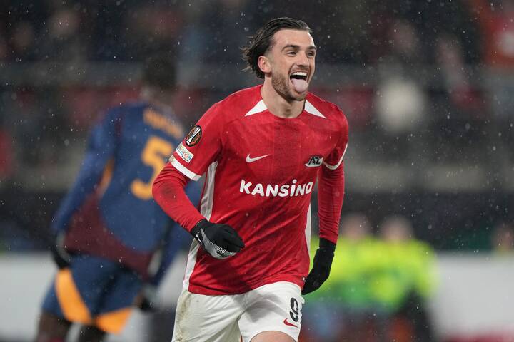 Troy Parrott d'AZ Alkmaar célèbre un but