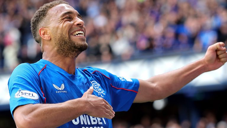 Cyriel Dessers célèbre son but face au Celtic en Premiership écossaise