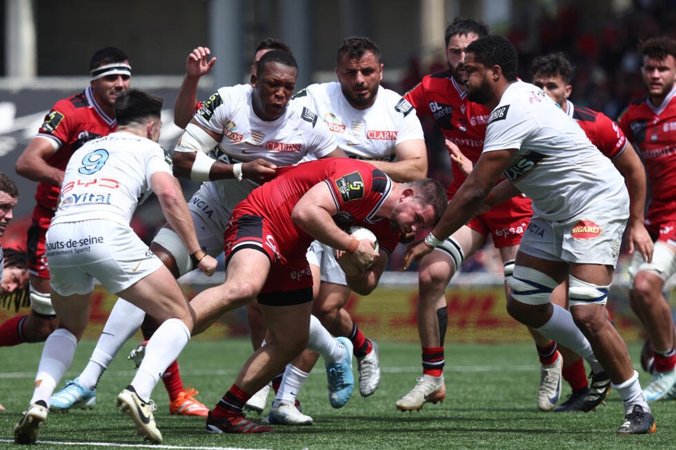Le joueur du Lou Guillaume Marchand (en rouge) contre le Racing à Lyon le 4 mai 2025