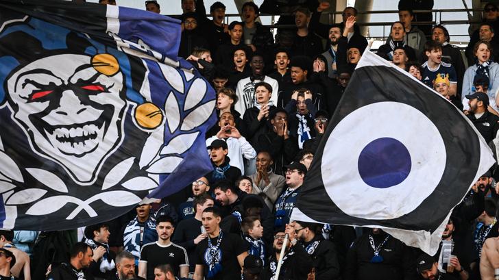 Supporters ultras du Paris FC lors d’un match de Ligue 2 contre Lorient au Stade Charlety, 8 mars
