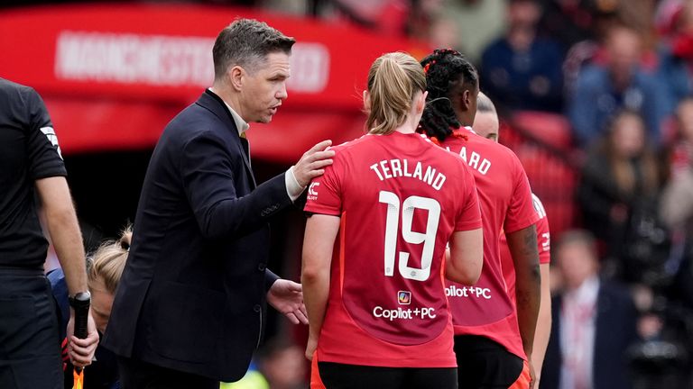 Marc Skinner parle à ses joueuses lors du match contre Manchester City