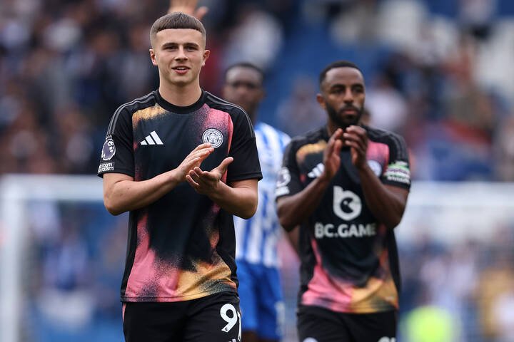 Jake Evans de Leicester City applaudit les fans visiteurs