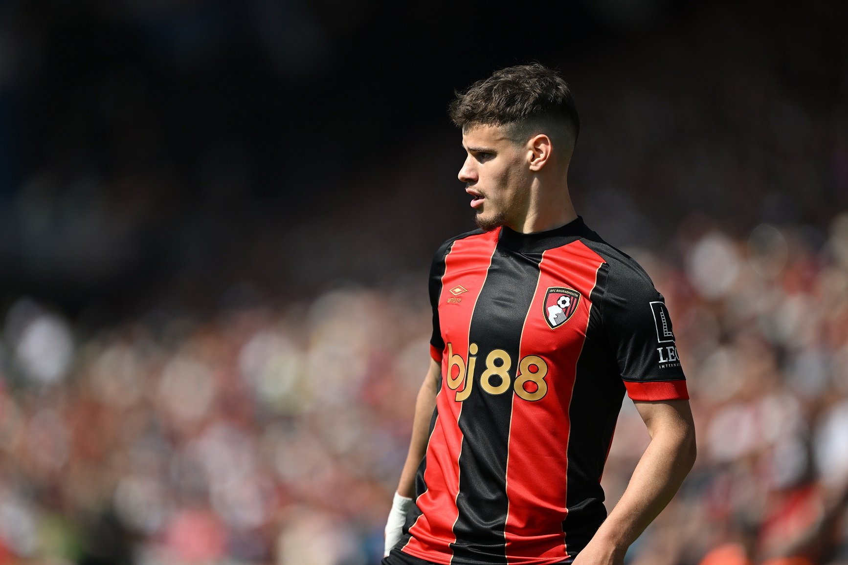 Milos Kerkez en action avec Bournemouth