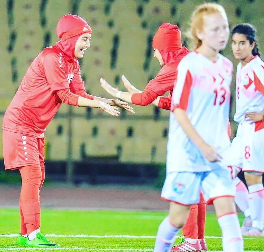 Fatima Foladi célèbre un but pour l'équipe des moins de 17 ans d'Afghanistan