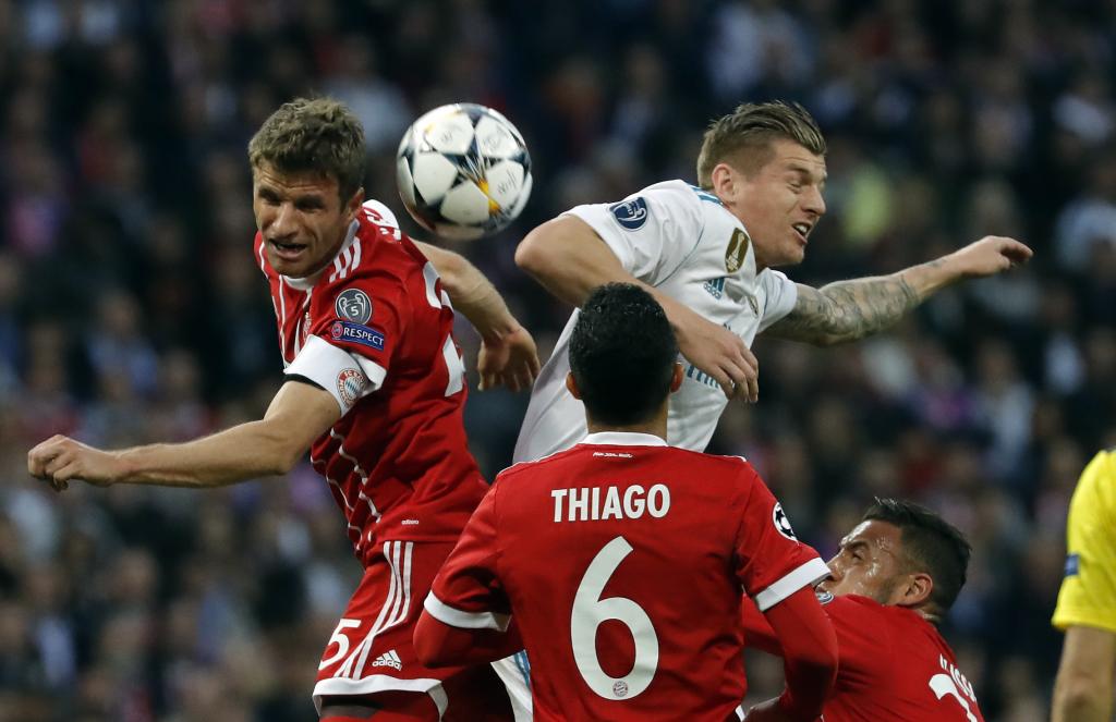 Thomas Müller et Toni Kroos se disputent un ballon lors d'un Bayern-Real Madrid