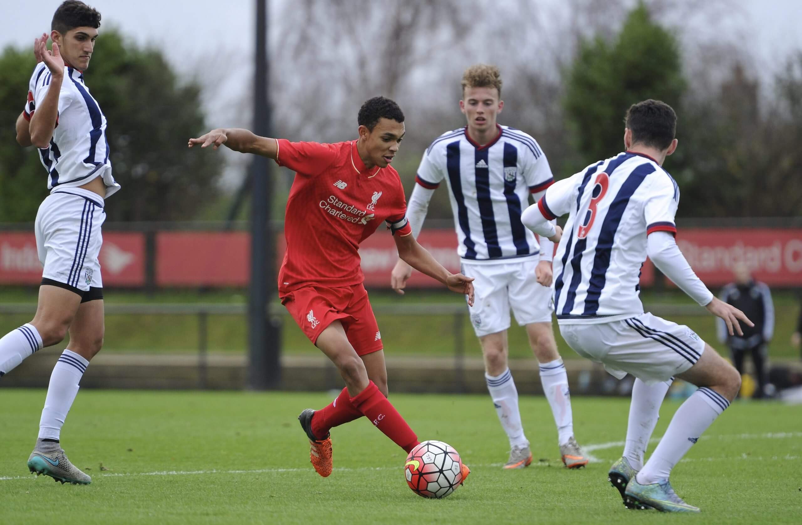 Trent Alexander-Arnold jouant pour l'académie de Liverpool en 2015